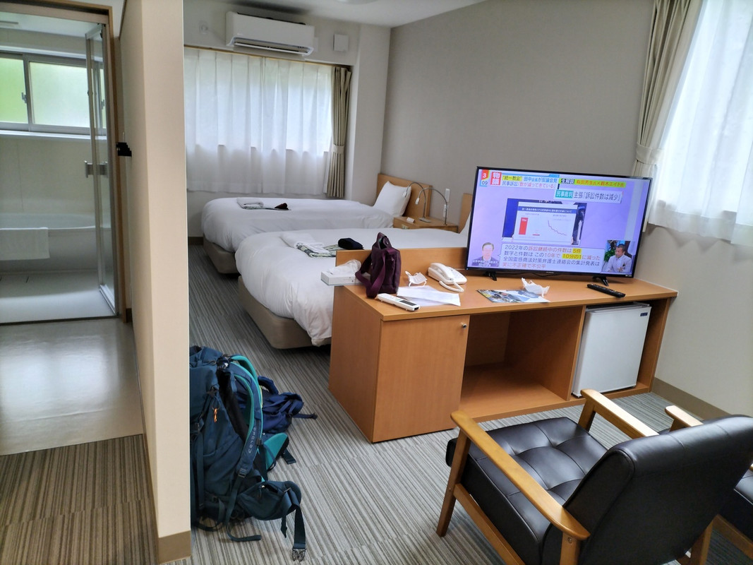 TVの背面にベッドルーム