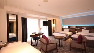 グランド ツインルーム+ソファーベッド2台 (ユニットタイプバスルーム、トイレ仕切り、シャワーブース)