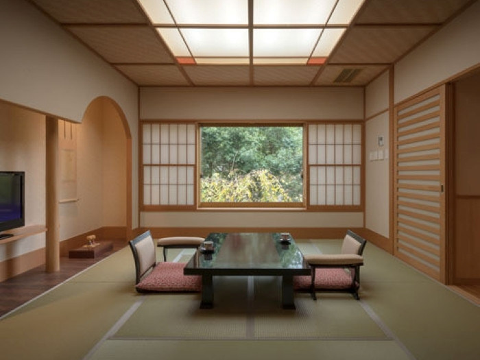 福島県産の杉材が使われている「あかしや館1階」のお部屋。源泉かけ流しの半露天風呂付