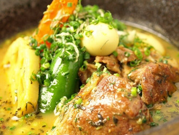 「イエロー」 料理 34889938 じっくり煮込んだラム肉とBlueHerbのカリー
