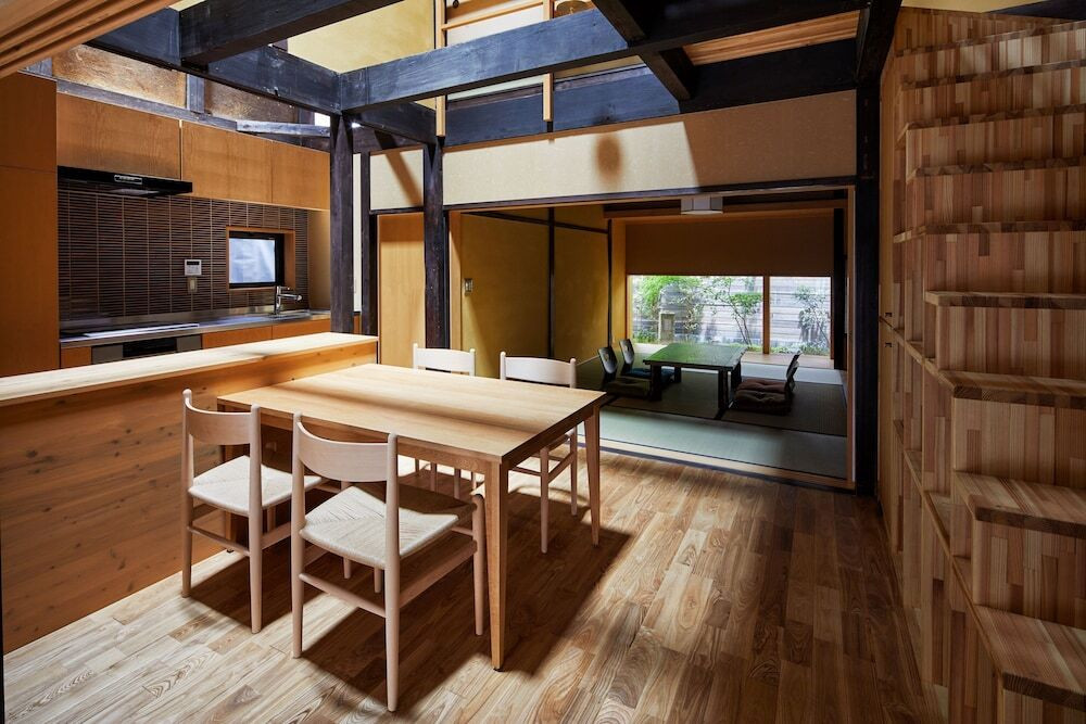 客室内のダイニングエリア