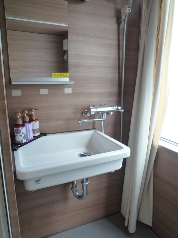 洗面台とシャワーカーテンあり