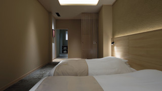 お食事を客室に備えた専用の扉にお届けする完全セルフサービスのパノラミックスイート201 禁煙