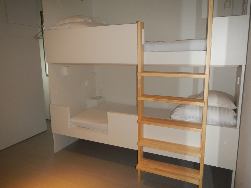 奥に小さな窓があるが、部屋に光が入らない。