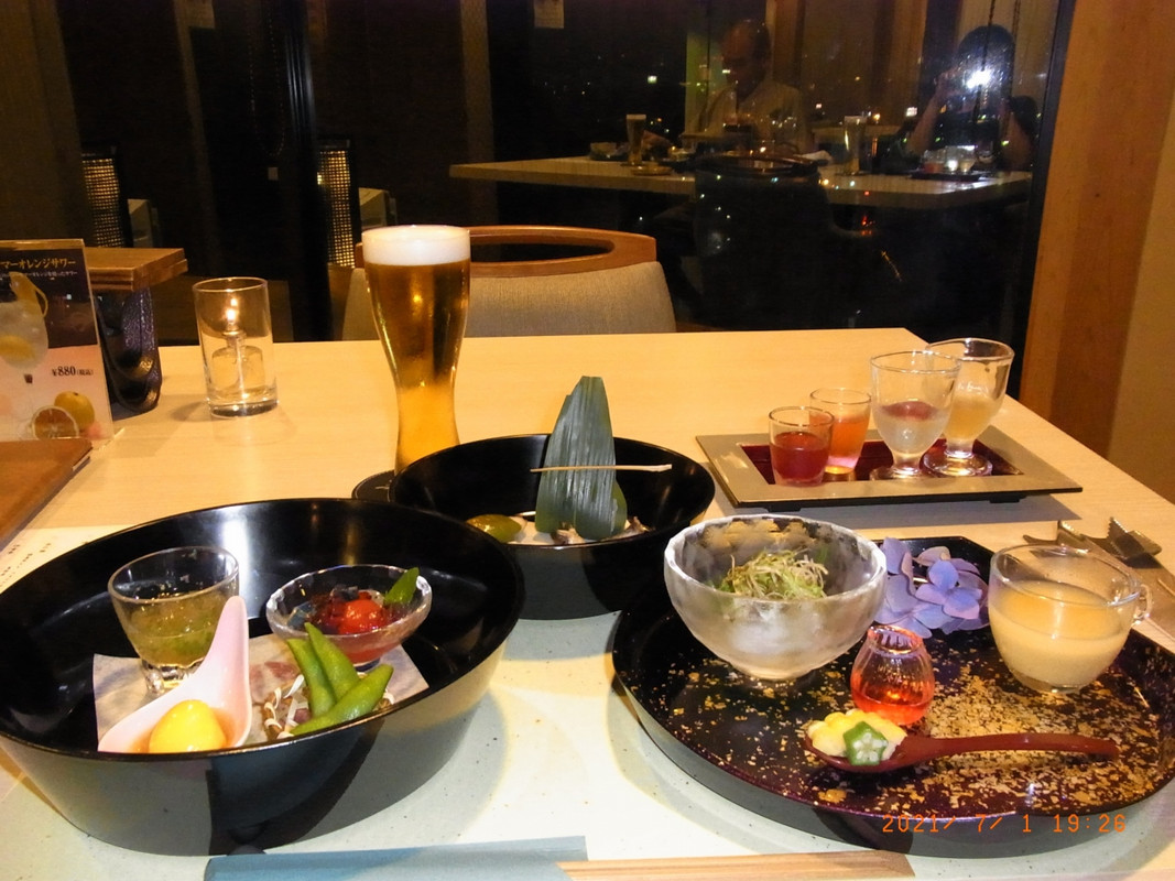 夕食開始時のテーブル　ミニグラス食前酒4種と三段重ねのお重