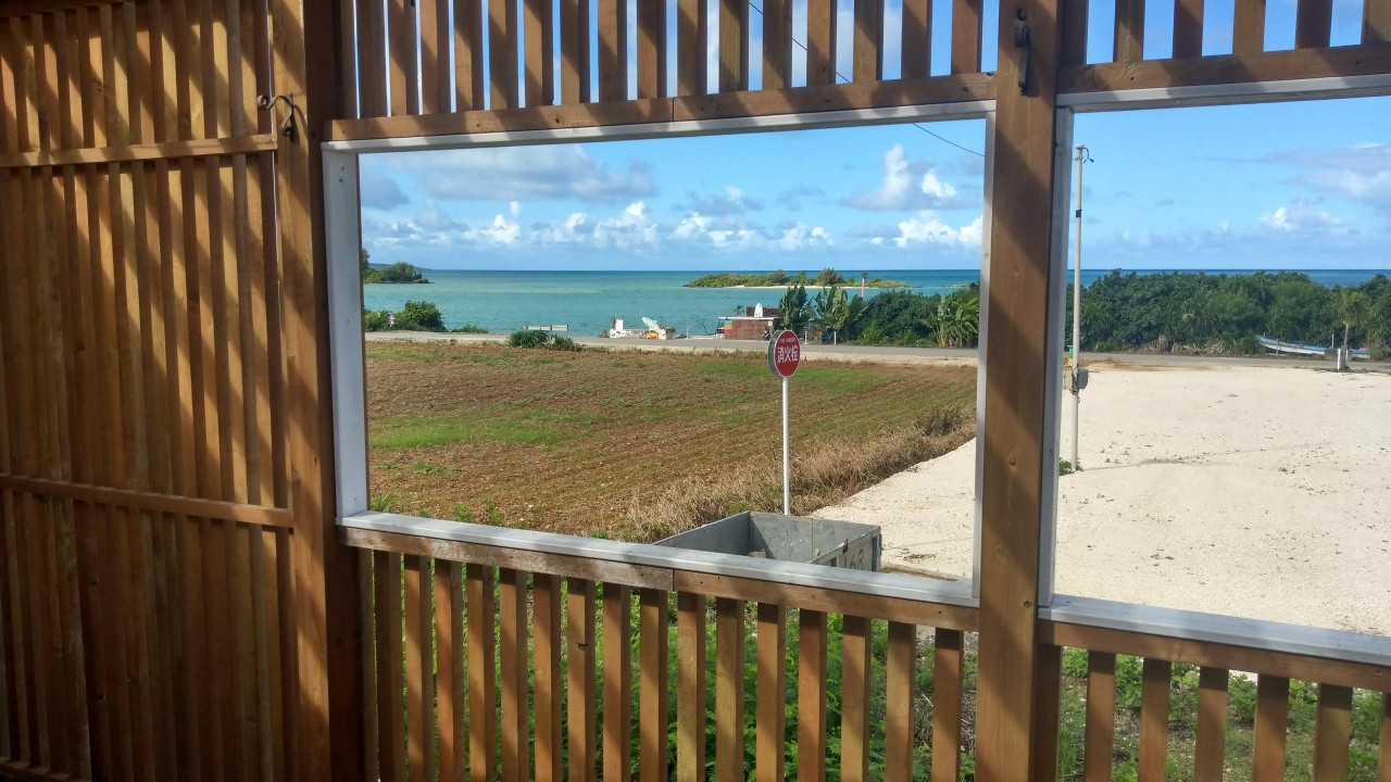 客室からビーチを望む