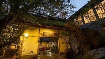 施設の正面 (日没後) / 2