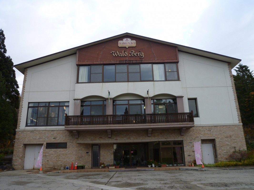 Waldverk、、、スイスの山小屋風ホテルの外観