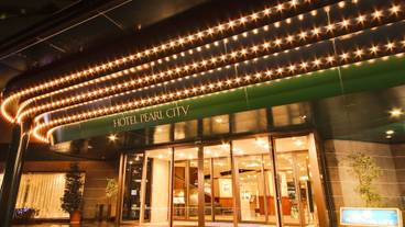 施設の正面 (日没後) / 1