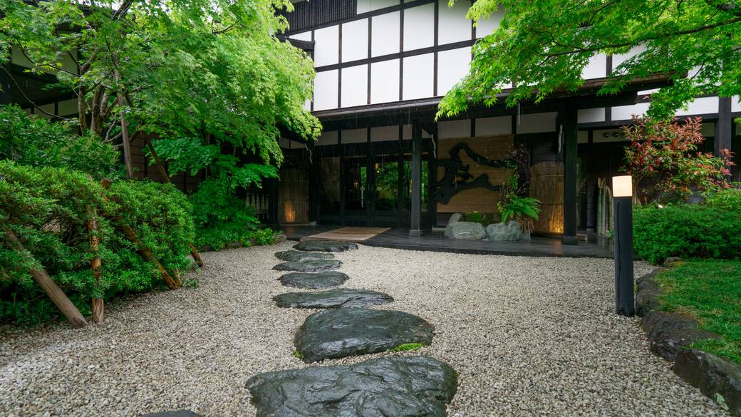 門から玄関まで / 2