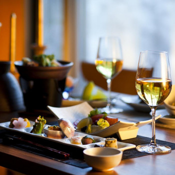 源泉かけ流しの露天風呂や木に囲まれたテラスなど、心安らぐステイが叶う4253828