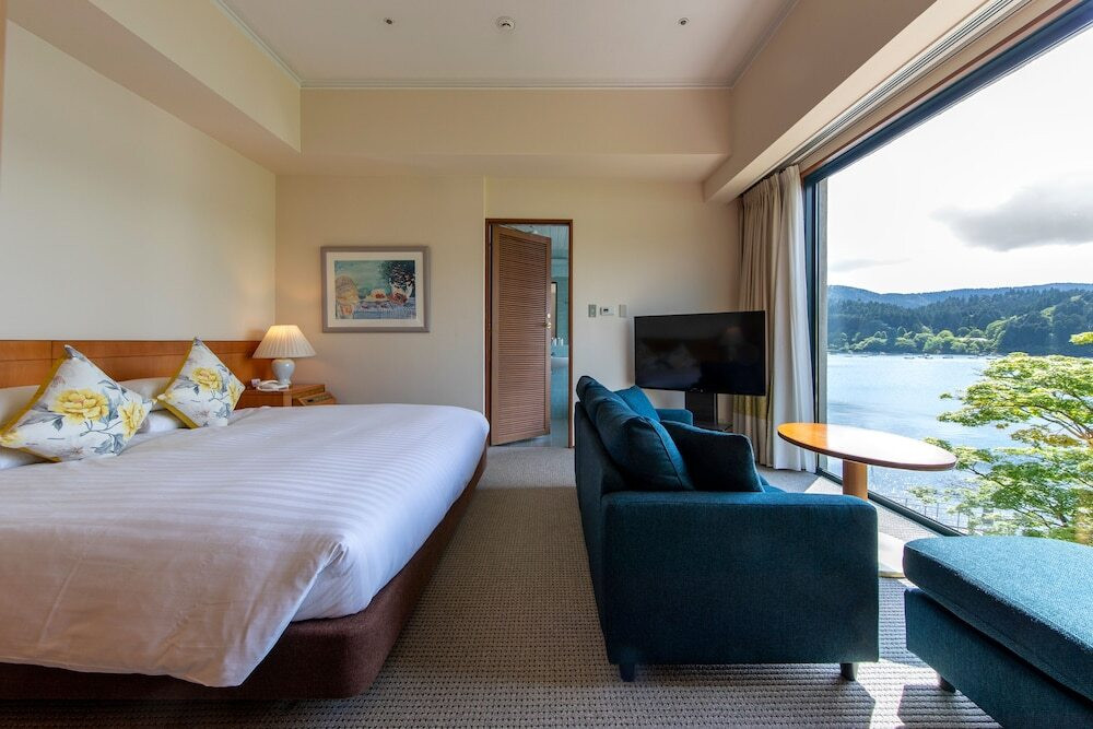 芦ノ湖のほとりに佇むリゾートホテル3424265