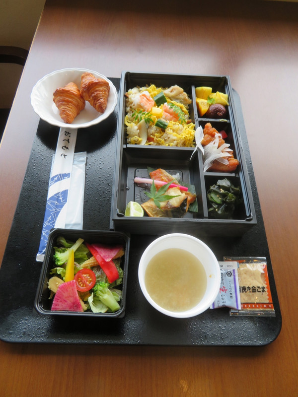 朝食/この時期コロナで弁当、でも十分