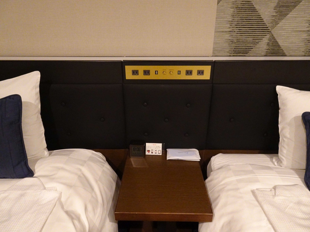 ベッド脇には、コンセントとUSB