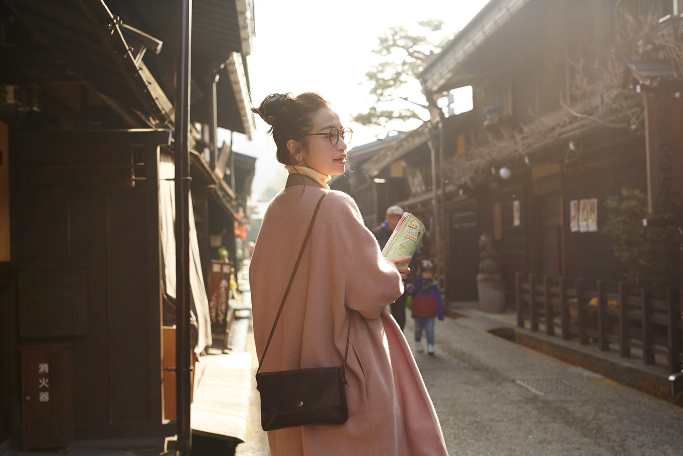 古い町並みを観光する女性