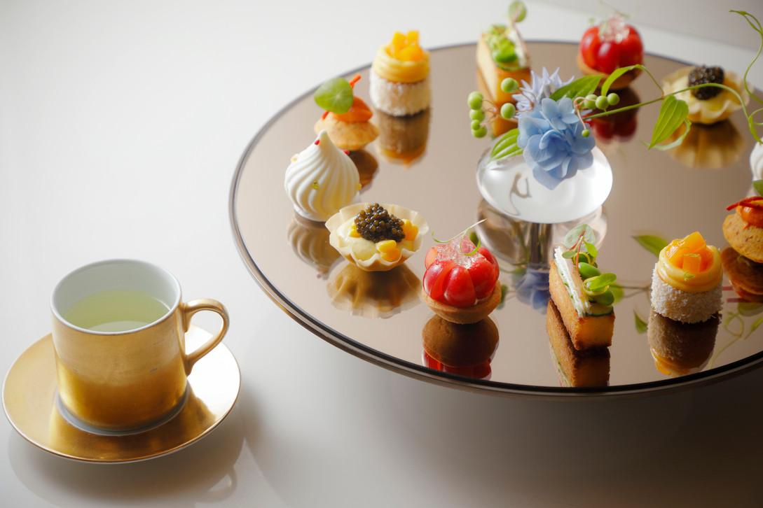 「ザ リビングルーム」 料理 246466817 2024-Early Summer Afternoon Tea-Bronze Mirror Stand 1
