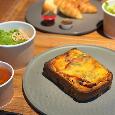ピザトーストは結構厚みがあってパプリカやキノコなどが入って具沢山!こんがり焼かれててこれまた美味しかったです! / 2
