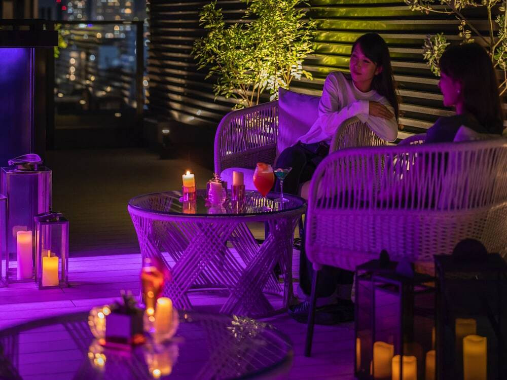 テラスで夜景を眺め、おしゃれカクテルでカンパイ4290182