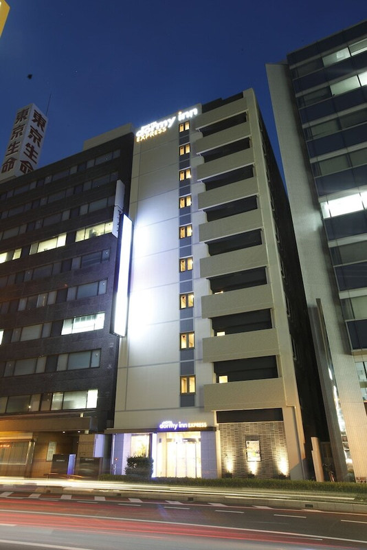 施設の正面 (日没後)