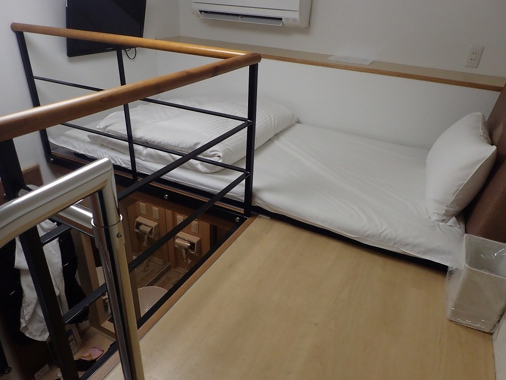 その寝床。写真の左下が室内