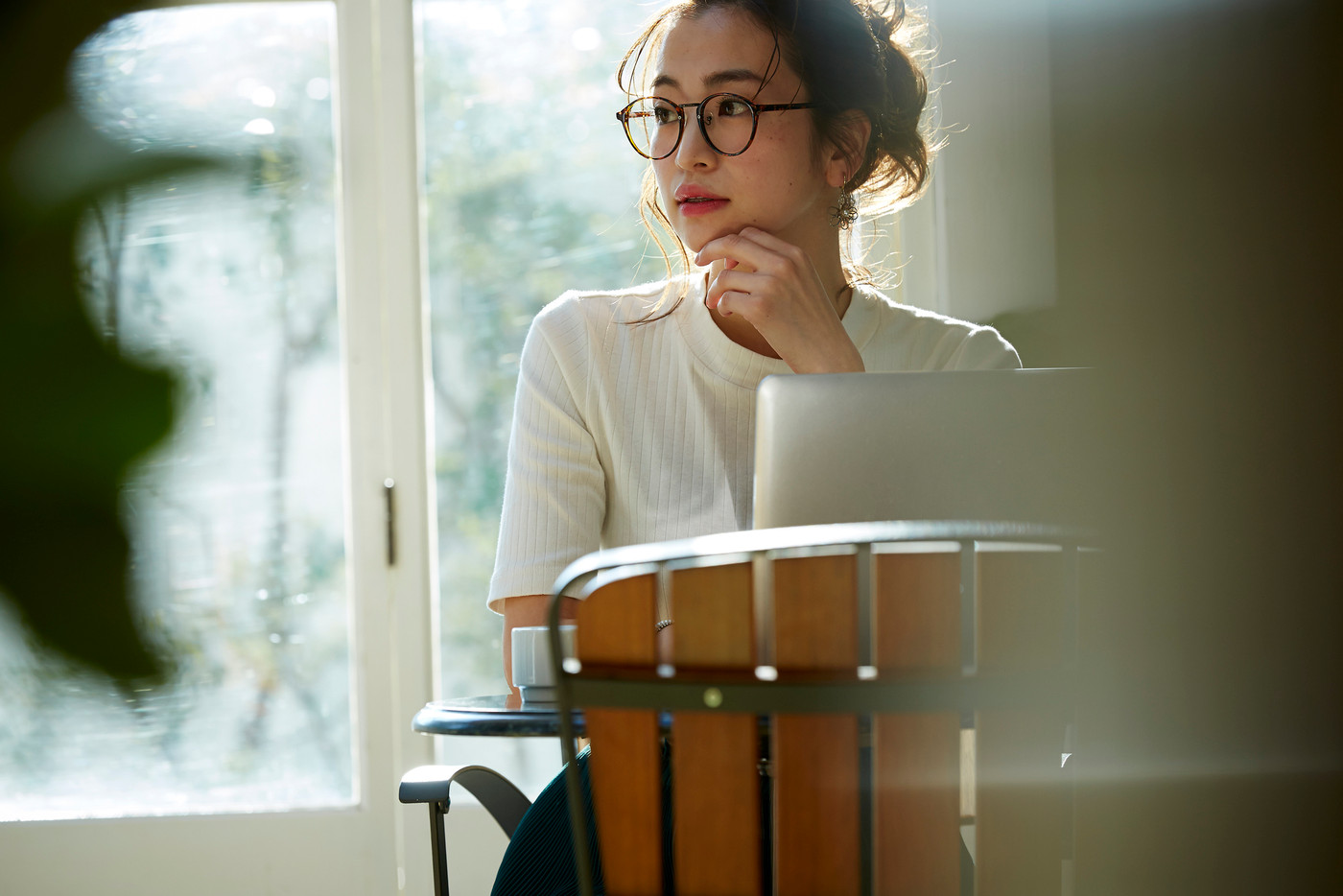 カフェで過ごす女性