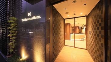 施設の正面 (日没後) / 3