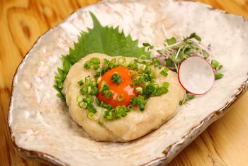 「おおいた冠地どり専門店 とよいち」 料理 78217362 名物生月見つくね５８０円