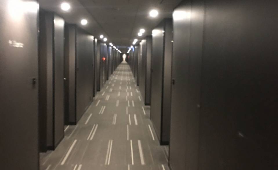 滑走路を思わせる廊下 / 5