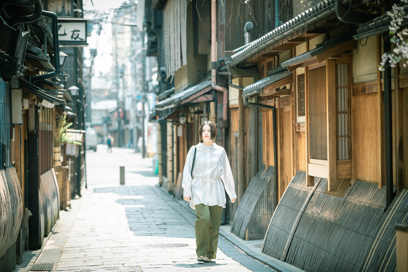 京都の町並みを観光する女性