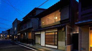 施設の正面 (日没後) / 1