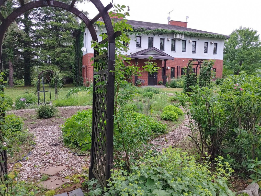 可愛いお庭の自然豊かな羊に会えるホテル