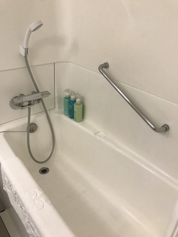 バスタブは広めでした