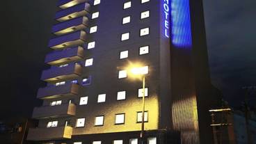 施設の正面 (日没後) / 1