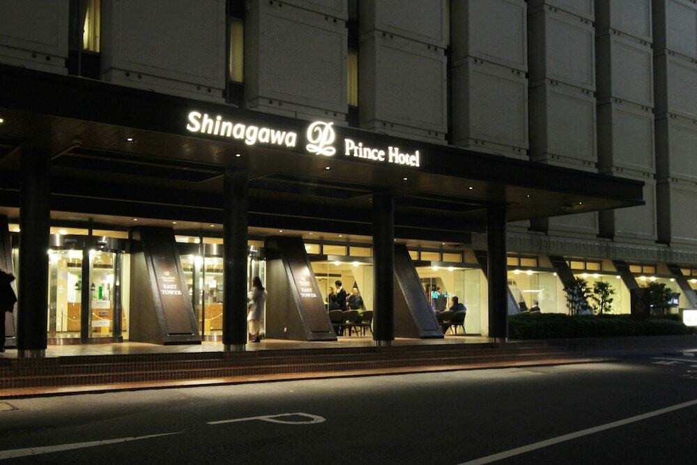 施設の正面 (日没後)