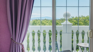 デラックス ツインルーム シングルベッド 2 台 バルコニー パーシャルシービュー