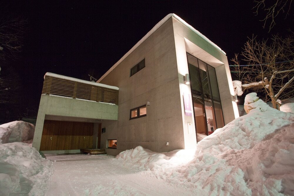 施設の正面 (日没後)