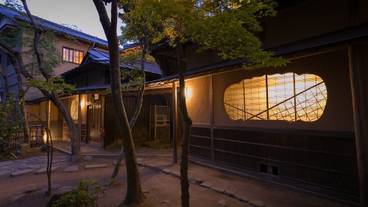 施設の正面 (日没後) / 2