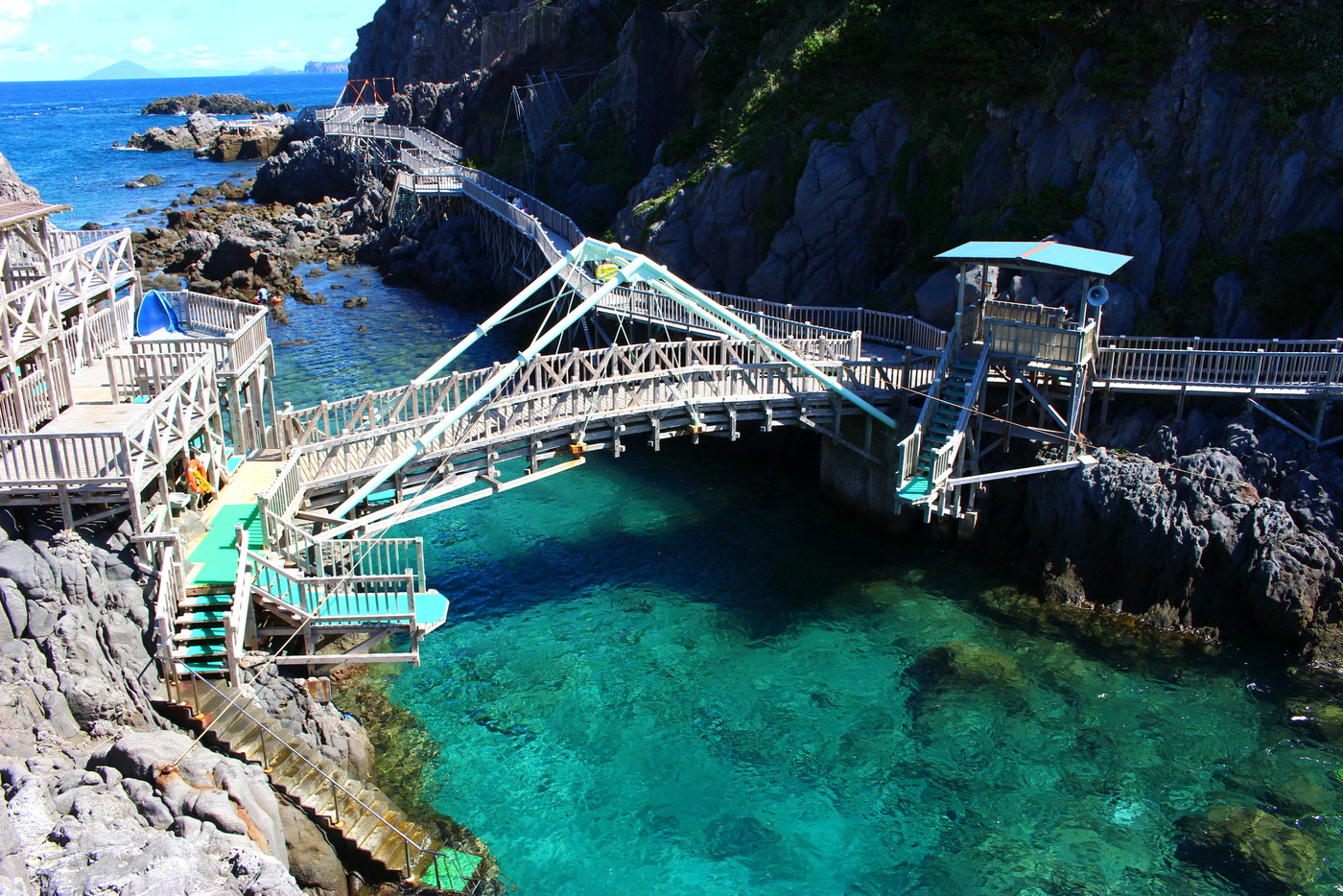 赤崎遊歩道で透き通る海へダイブしよう！「神津島（こうづしま）」4059939