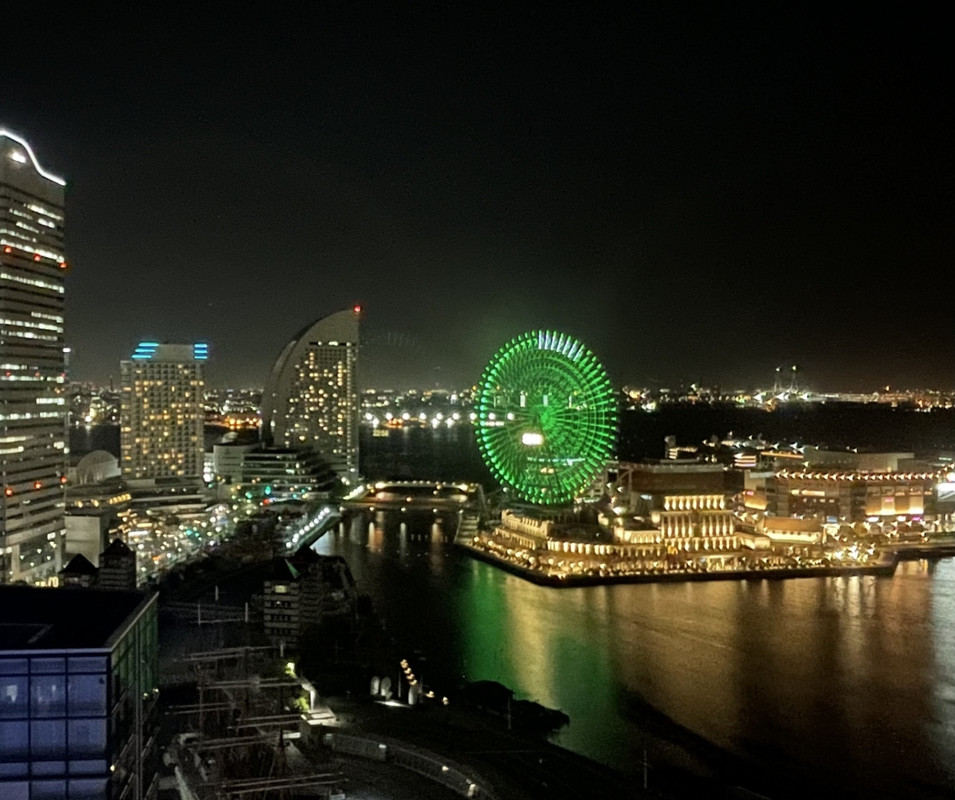 客室階のエレベーターホールから素敵な夜景が見えました