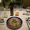 有田焼で提供さシャラティエッリ　ムール貝　ポロ葱　パクチー　