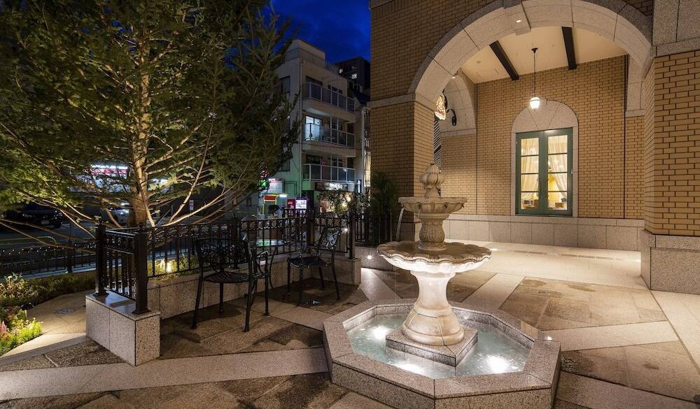 ロマネスク様式の中庭
優雅な朝を過ごそう / 2