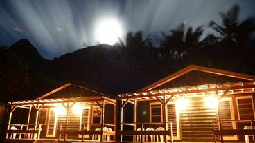 施設の正面 (日没後) / 1