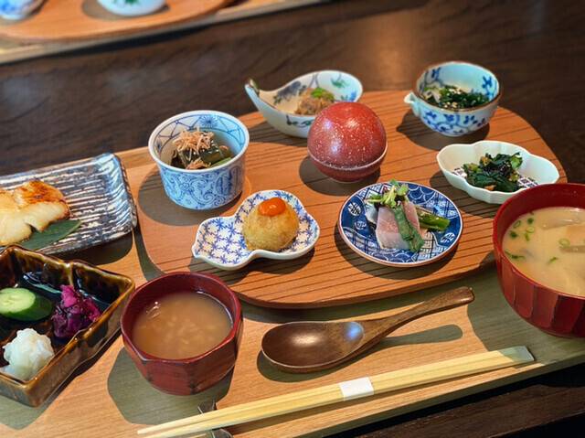 炊きたてご飯と彩り豊かなおかず / 2