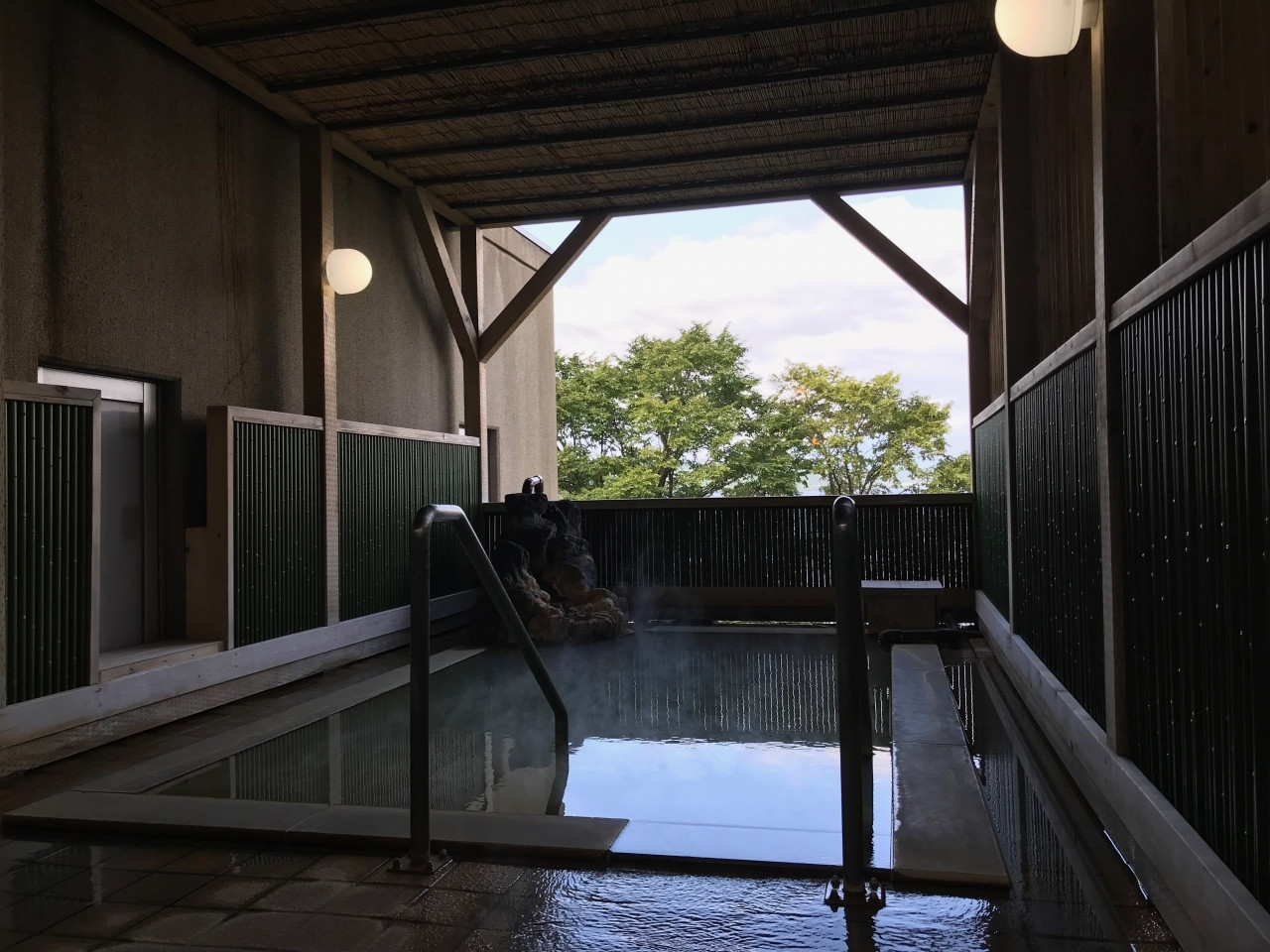 洞窟風呂や岩盤浴もある！個性的なお風呂充実の宿3537316