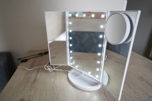 三面鏡があってメイクもらくちん！