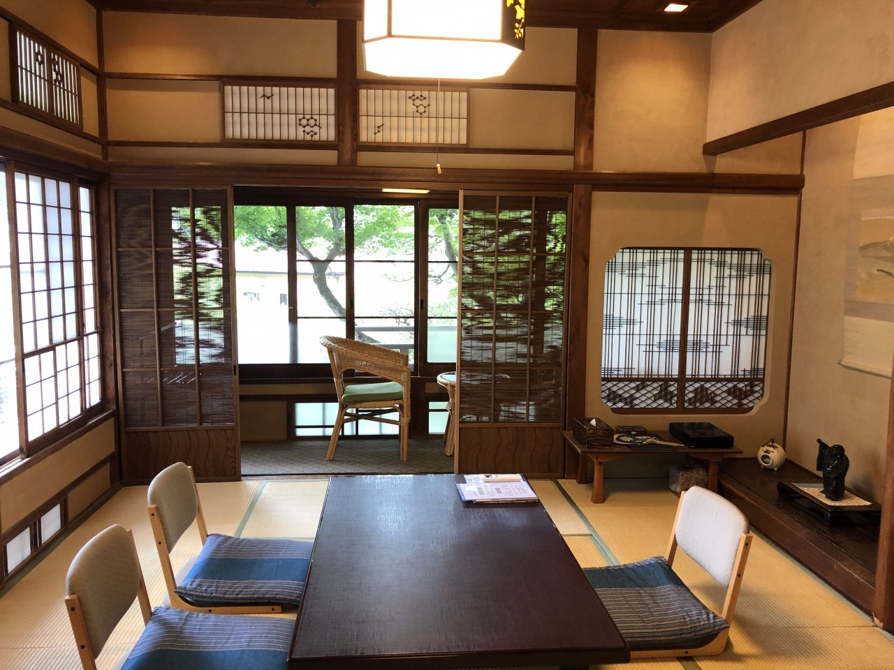 文化財に指定されたレトロなお宿で良湯と正統派日本料理に酔いしれる3926451