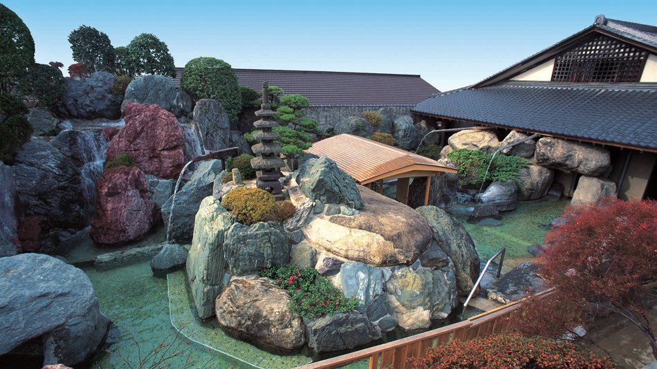 銘石がそびえ約8000匹の鯉が泳ぐ日本庭園で、侘び寂びの風情にひたる4756042