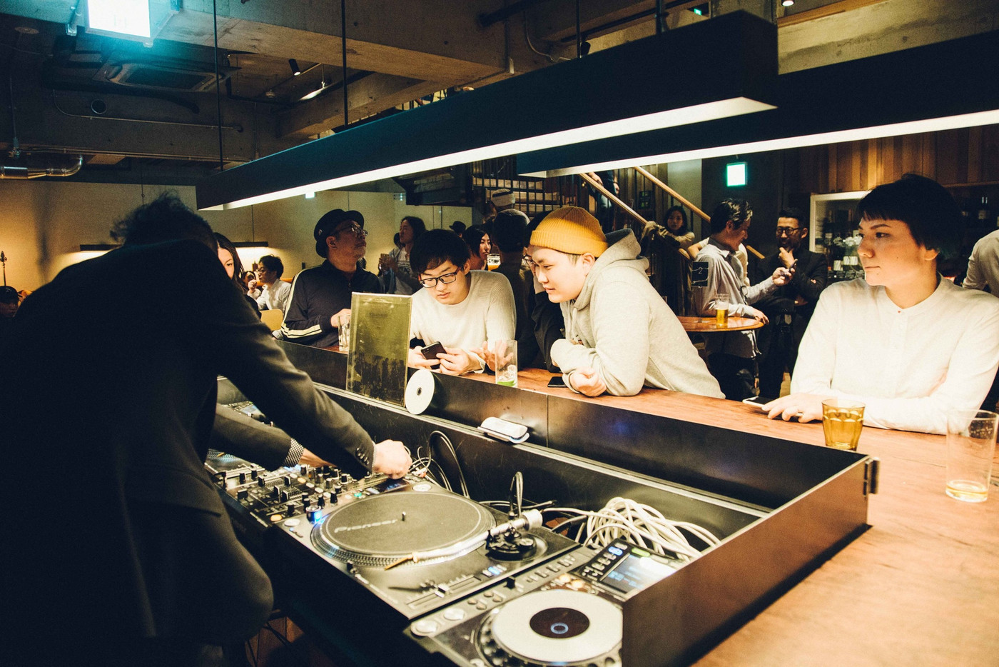 お酒を飲みながら音楽に身をゆだねる3701216