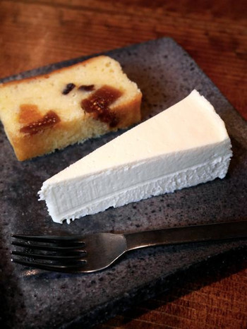 「石かわ珈琲」料理 38466 チーズケーキ／ドライフルーツケーキのセット　４３０円