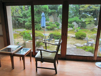 「庭園カフェ 畔亭」内観 53916 和室から庭園を